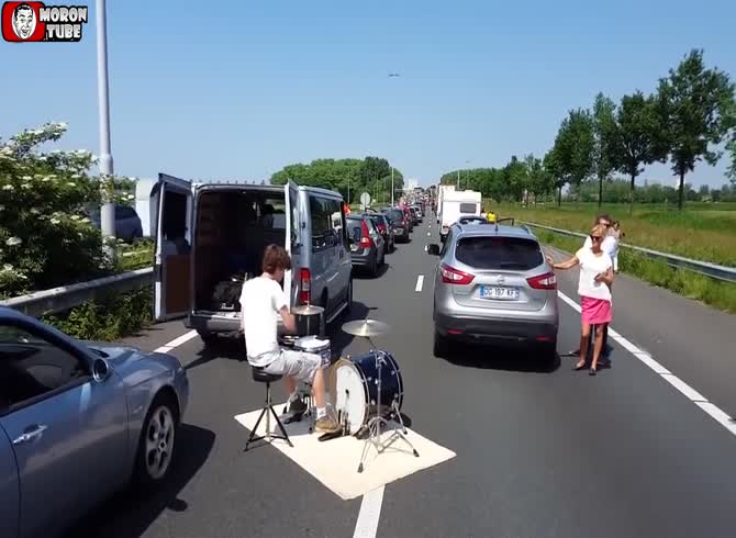 Video :A young man discovered a pleasant technique to occupy other drivers when stuck in a massive traffic congestion